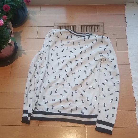 J.Crew XXS Dark Navy and White Pinapple Sweater - Picture 4 of 4